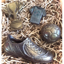 מארז כדורגל – מבחר שוקולדים של אוהדי כדורגל: כדור, חולצה נעל וגביע ניצחון 🏆